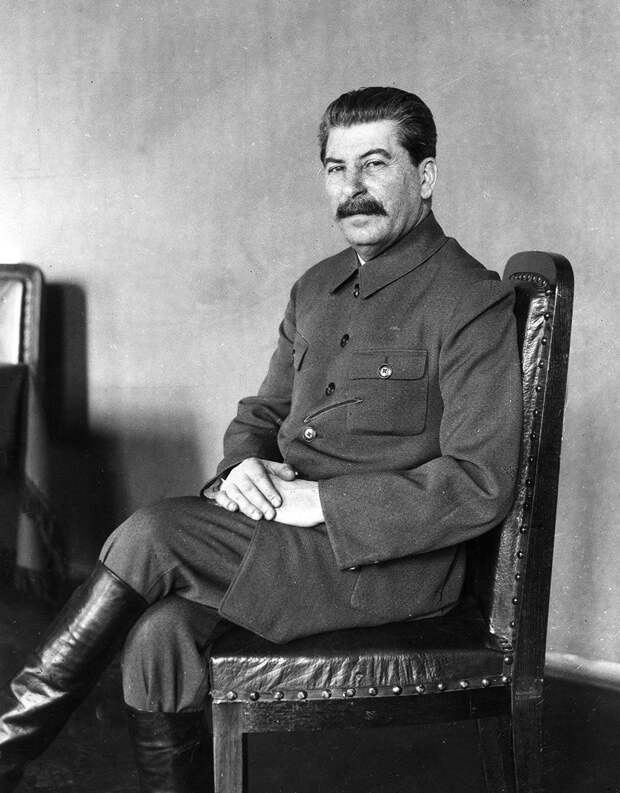К происхождению псевдонима реальная фамилия Сталина никакого отношения не имела. 