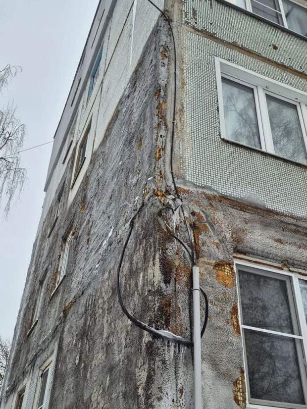 Жители дома на Епифанской, 132 в Туле жалуются на протечки и плесень в квартирах