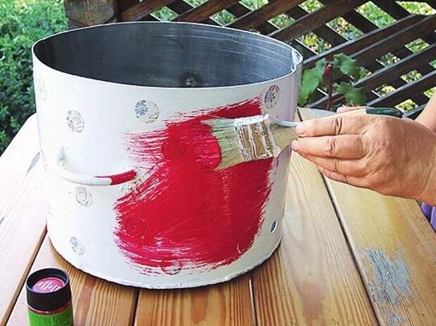 Окрасьте поверхность красной фасадной краской и высушите.
