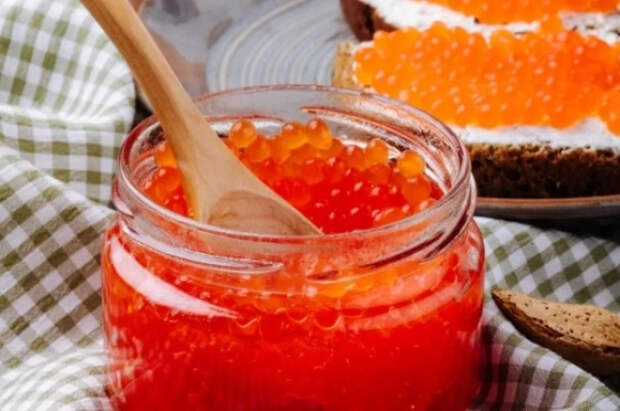 Диетолог Селезнева сказала, кому нельзя есть красную и черную икру