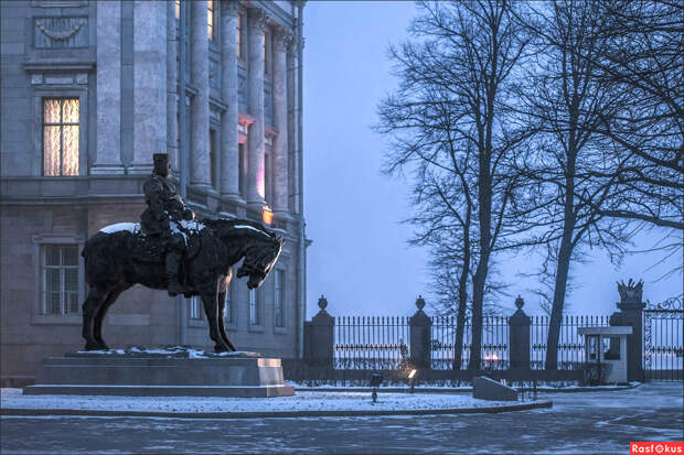 Памятник Александру III во дворе Мраморного дворца