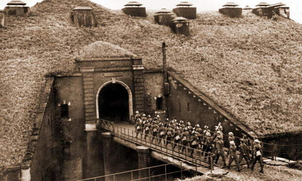 Солдаты 51-й дивизии входят в ворота одного из фортов линии Мажино, весна 1940 года - Неправильный Дюнкерк | Warspot.ru