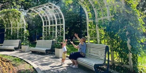 Специальные арки и зоны для охлаждения появились в московских парках