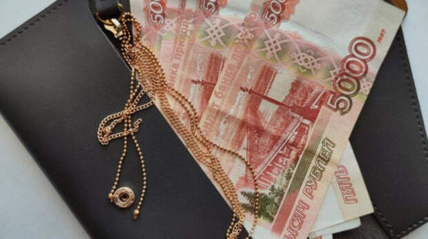 Крымчанка продала драгоценности за купюры «Банка приколов»