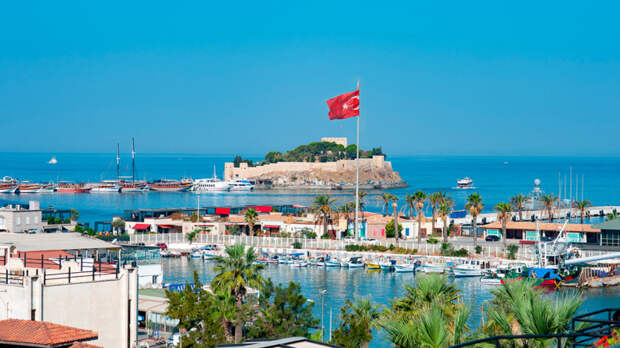 Туристов в Турции предупредили об опасных бактериях в море