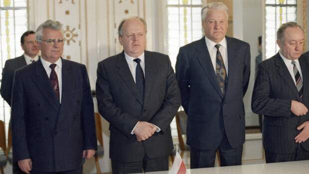 Леонид Кравчук, Станислав Шушкевич, Борис Ельцин после подписания соглашения о создании СНГ. Беловежская пуща, Вискули, Белоруссия, 8 декабря 1991 года.