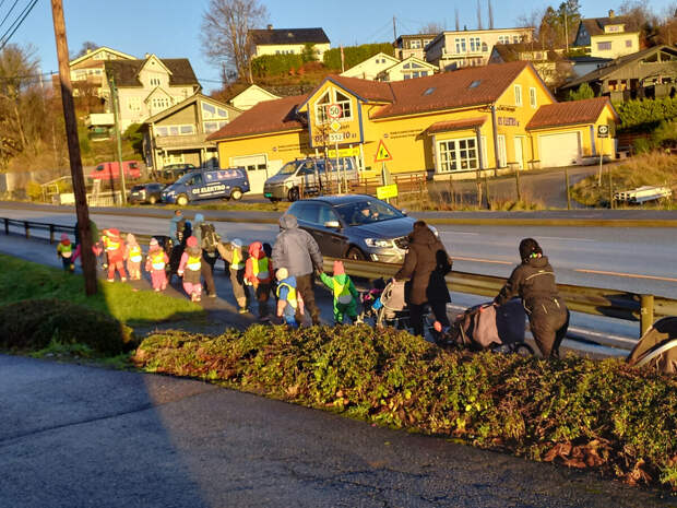 Детская экскурсия в Норвегии. Фото автора.