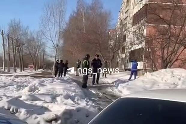 Россиянин с ружьем взял заложников в квартире жилого дома