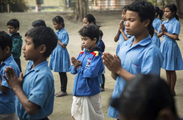 Санкар со школьными друзьями во время утренней молитвы бхакти, люди, монахи