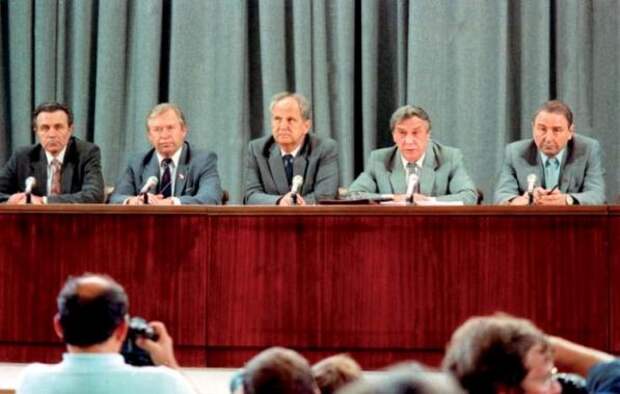 Члены ГКЧП объявляют о введении в СССР чрезвычайного положения.