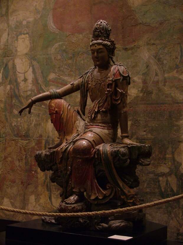 Статуя Гуаньинь эпохи Ляо (907—1125) из Шэньси. (Китайская ипостась Авалокитешвары) 