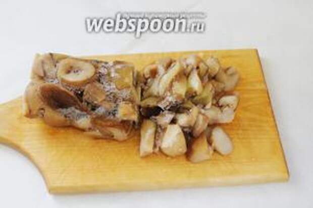 Отваренные грибы (1 кг), нарезанные крупными кусками, я замораживаю вот такими «колбасками» — очень удобно использовать в дальнейшем: чуть разморозив (можно в микроволновке минут 5), колбаску нарезать на кусочки нужного размера для обжарки или тушения, или измельчения, как сейчас.