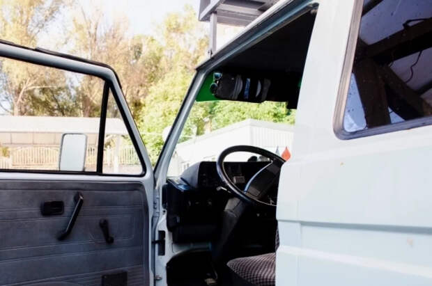 Не мылся, забыл как ходить: отец 500 дней держал 9-летнего сына в фургоне