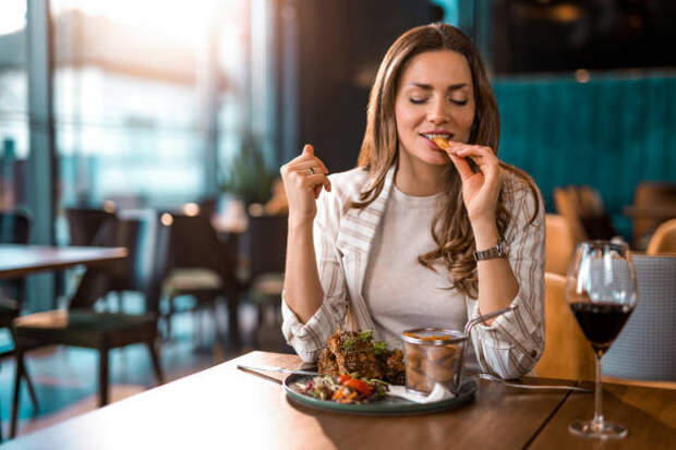 Подруга всегда опаздывала на встречи. В следующий раз заказала себе ужин, поела и ушла, когда она появилась - теперь приходит вовремя