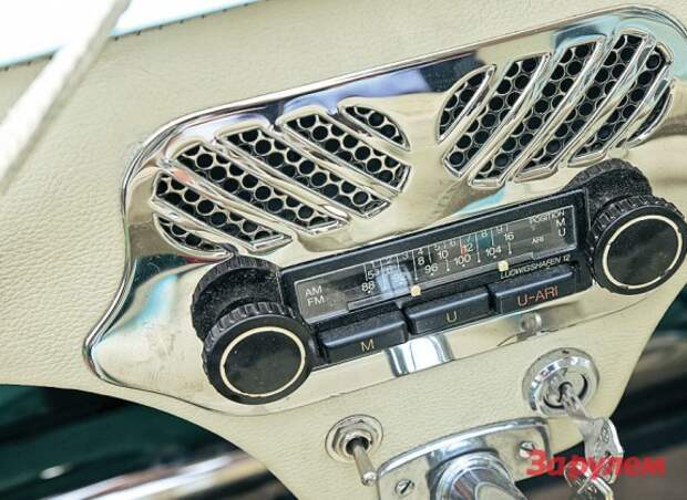 Приемник явно моложе автомобиля, но место для него штатное.