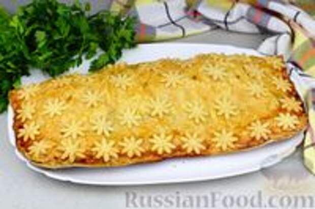 Фото к рецепту: Кулебяка из слоёного теста, с рыбой, рисом и яйцами