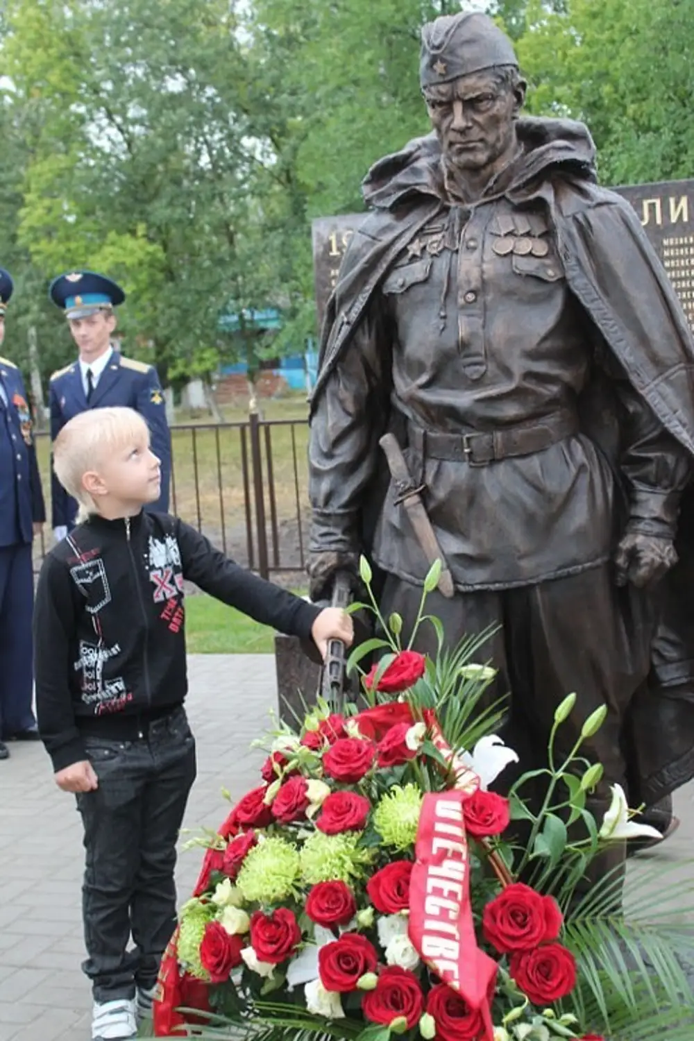 Ветеран с ребенком у памятника