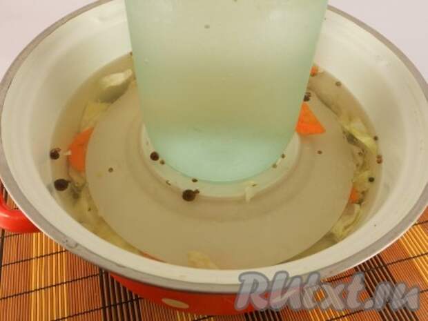На капусту поставить гнет (в моем случае - это литровая банка с водой) и оставить до полного остывания. Далее поместить пелюстку в прохладное место на сутки.