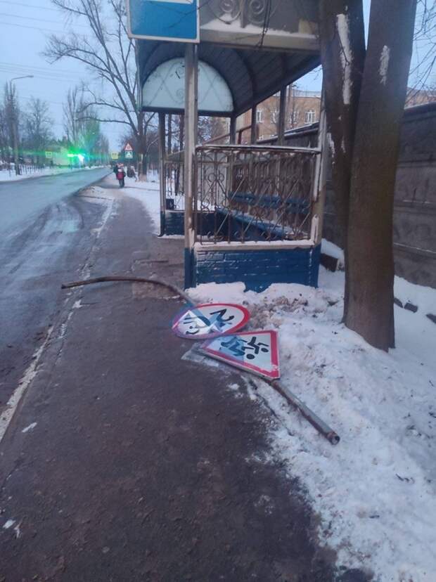 Сбили дорожный знак возле остановки "Сокол