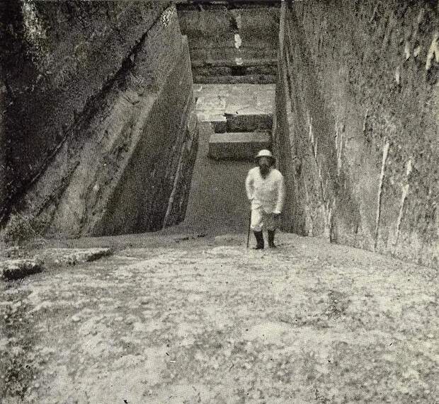 Огромная забытая погребальная камера пирамиды Египта Завьет-эль-Ариан