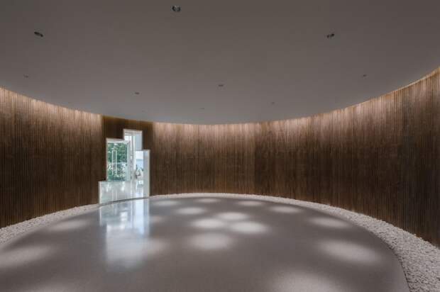 Световые люки, пронизывающие дно бассейна, создают динамичную атмосферу в круглом зале (Water Drop Library, Хуэйчжоу). | Фото6 gooood.cn. Световые люки, пронизывающие дно бассейна, создают динамичную атмосферу в круглом зале (Water Drop Library, Хуэйчжоу). | Фото6 gooood.cn.