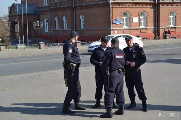 Полиция омска фото В центре Омска мужчина расстегнул рубашку и несколько раз выстрелил в воздух - О