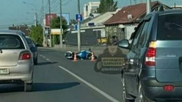 ДТП с мотоциклистом на проспекте Строителей в Барнауле / Фото: 