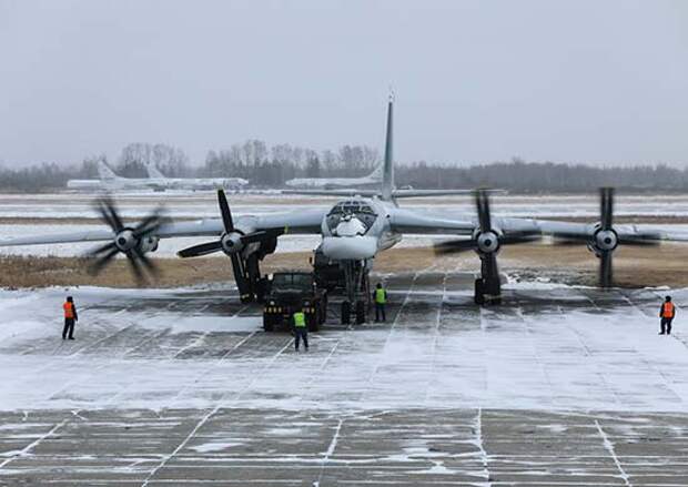 В Амурской области экипажи самолетов Ту-95мс отработали полеты в сложных метеоусловиях