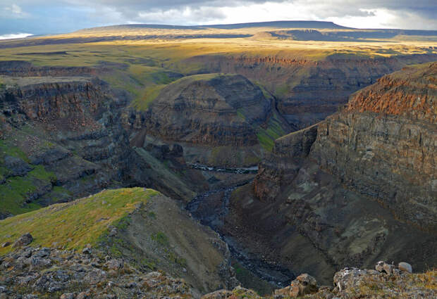 По бесчисленным каньонам, разрезающим горы причудливыми узорами, текут бурные реки. Фото: Константин Серафимович, участник фотоконкурса РГО "Самая красивая страна"