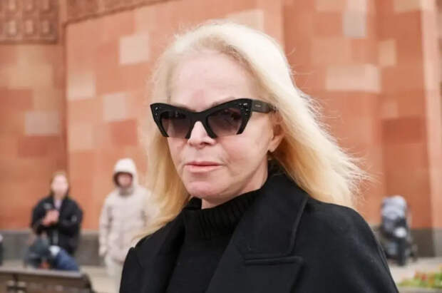 «Я все слышу, но не отвечу»: Лариса Долина проигнорировала журналистов после скандального решения суда