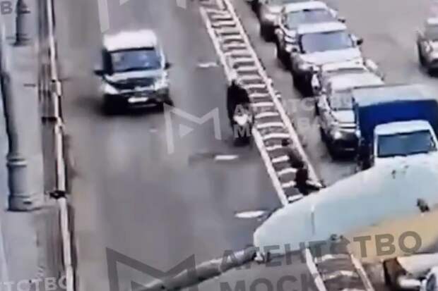 В Москве байкер на скорости влетел в пешехода и попал на видео