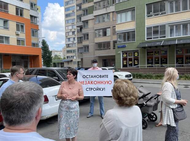 Разворотнева: необходимо сохранить парковку на ул. Мельникова / Фото: Екатерина Бибикова