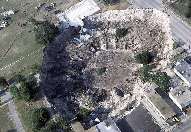Штат Флорида, 11 мая 1981 года. Этот провал поглотил несколько автомобилей, домов и часть городского бассейна