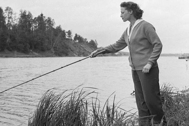 Майя Плисецкая в 1956 году рыбачит на берегу Москвы-реки история, факты, фото