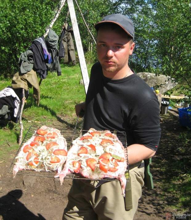 Роман Лобзенков в процессе приготовления своего кулинарного шедевра.