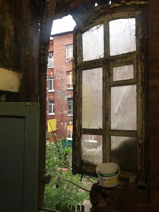 Была названа причина обрушения стены казармы Берга в Твери