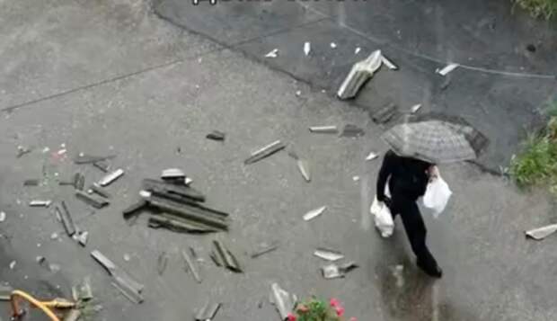 В Краснодаре с полувекового дома порывы ветра сорвали крышу