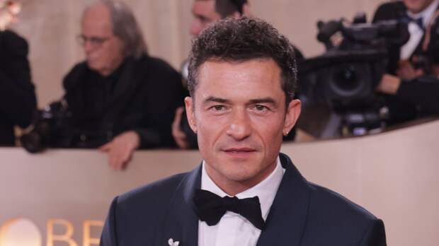 49-летний Орландо Блум восхитил фанатов внешним видом на показе известного бренда