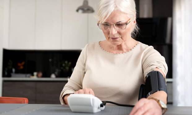 Это не погрешность прибора: о чем говорит разное давление на руках — 10 «красных флагов»