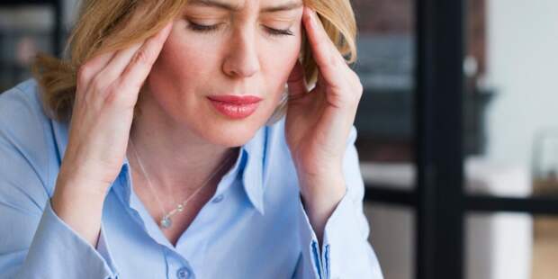 Привычка, которая портит осанку и вызывает головную боль: простое решение от врача