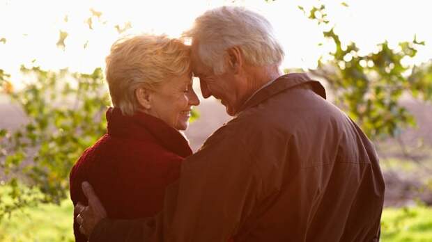 gty_older_couple_std_thg_120202_wg