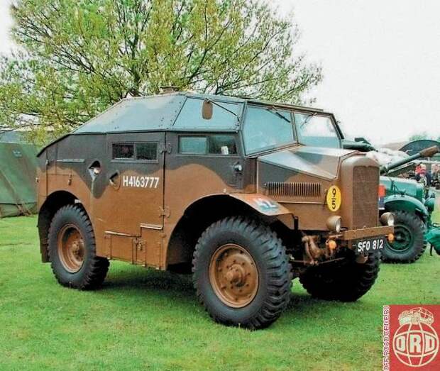 Morris-Commercial C8 FAT по прозвищу Quad с цельнометаллическим кузовом отличался скошенной задней стенкой.