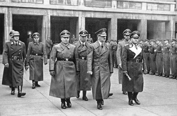 Мартин Борман слева от Гитлера, 1941 год