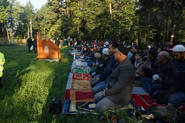 Фото собрания мусульман в парке Малаховки. Группа МРОМ "Свет" в ВК.