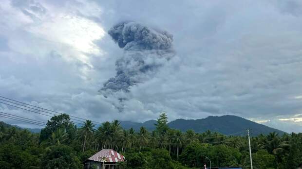 Вулкан Дуконо в Индонезии выбросил столб пепла на 2 км