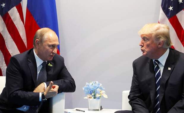 На фото: президент РФ Владимир Путин и президент США Дональд Трамп (слева направо)