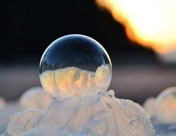 angelakelly08 Хрустальные шары: Девушка фотографирует мыльные пузыри в мороз