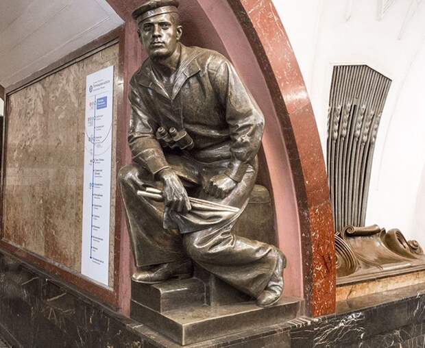 Матрос-сигнальщик. Скульптура в Московском метро