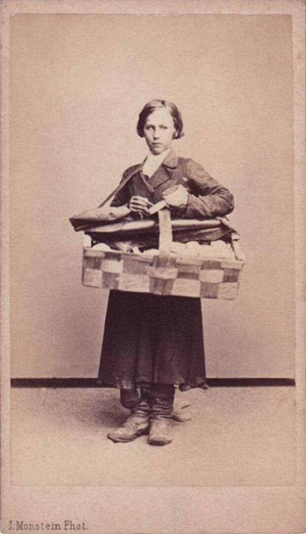 Торговали и мальчики, особенно в России это было популярно. Фото Иосифа Монштейна.