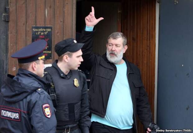 Апрель 2017: Вячеслав Мальцев выходит из дверей московского суда